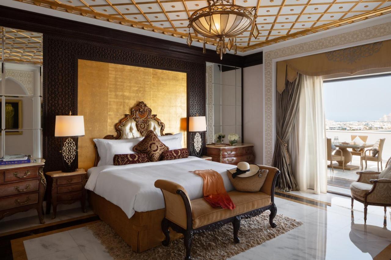 Jumeirah Zabeel Saray Dubai Exterior foto A bedroom at the Jumeirah Emirates Towers Hotel