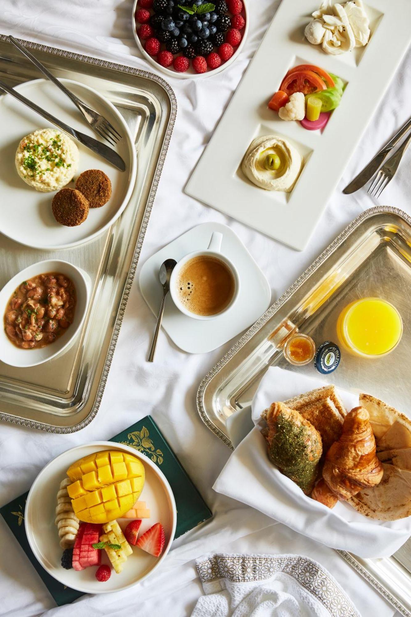 Jumeirah Zabeel Saray Dubai Exterior foto A typical breakfast at the hotel