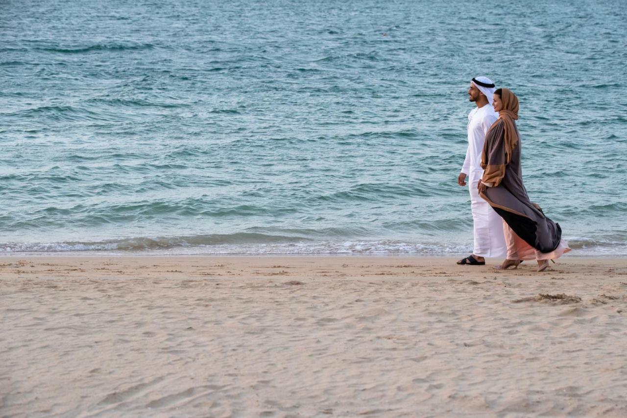 Jumeirah Zabeel Saray Dubai Exterior foto A couple in traditional Emirati dress