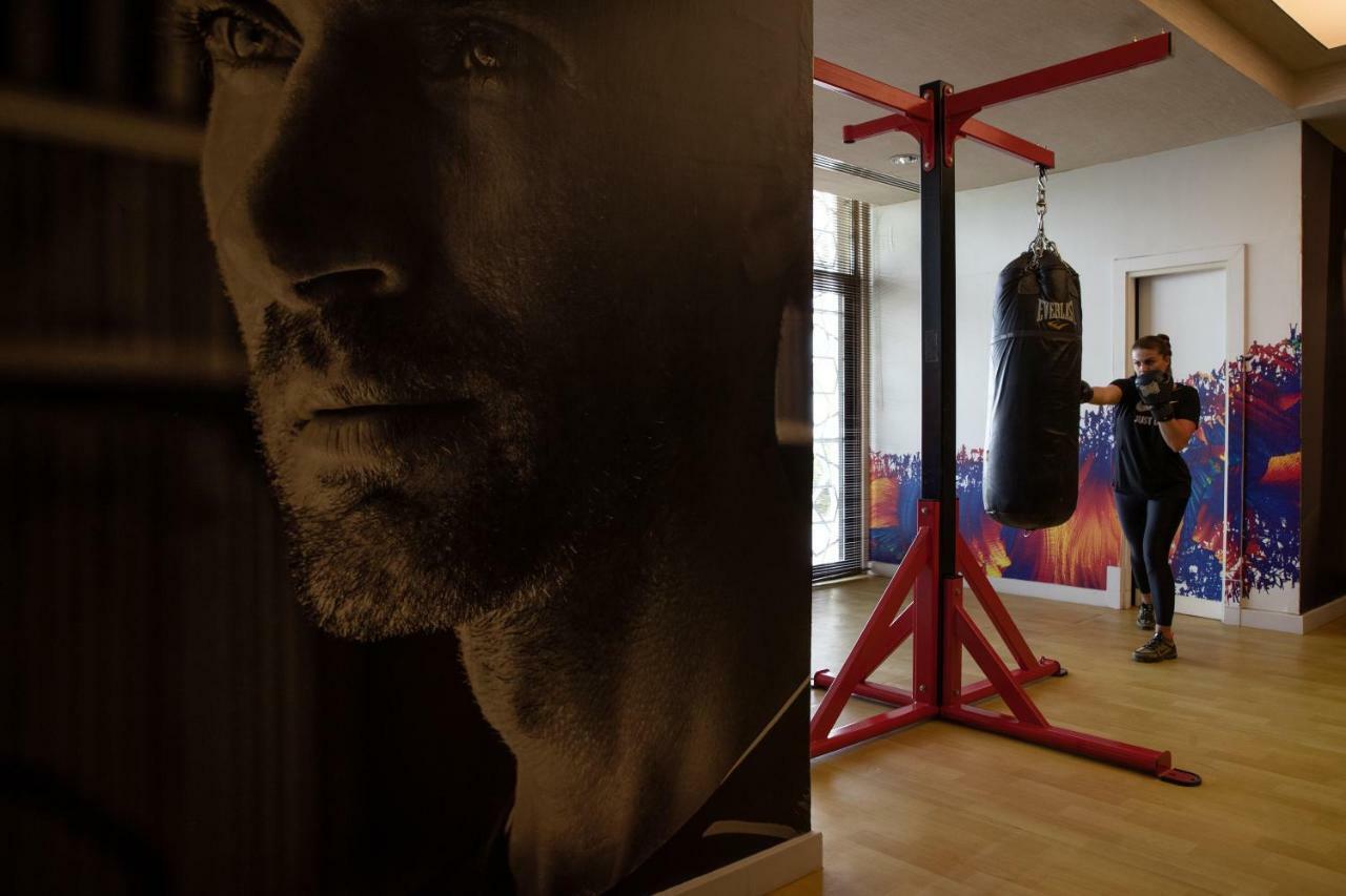 Jumeirah Zabeel Saray Dubai Exterior foto The gym at the headquarters of the World Association of Kickboxing