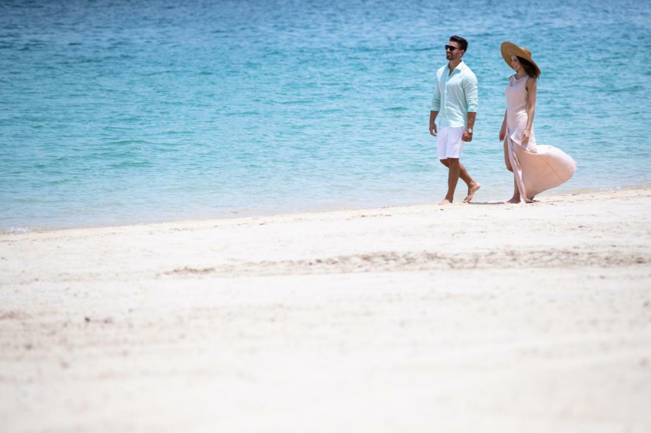 Jumeirah Zabeel Saray Dubai Exterior foto A couple walking on the beach